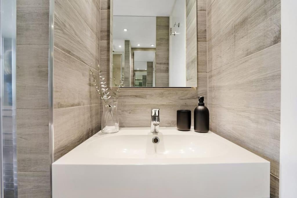 The Camden Suite Bright & Beautiful 2-Bed City Retreat لندن المظهر الخارجي الصورة