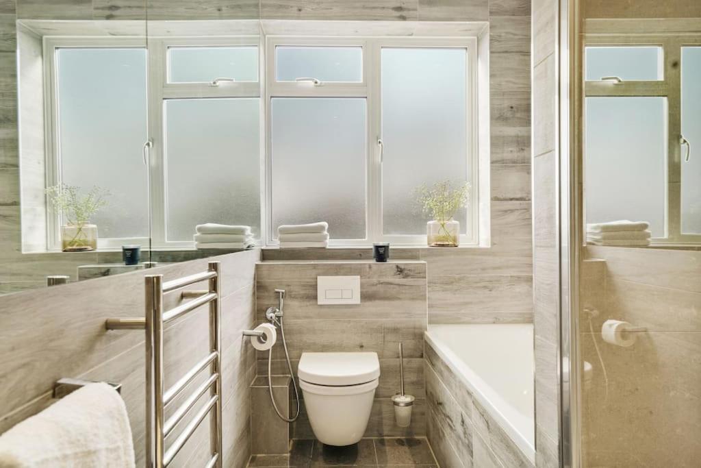 The Camden Suite Bright & Beautiful 2-Bed City Retreat لندن المظهر الخارجي الصورة